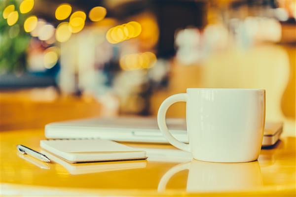 میز اداری با فنجان قهوه - تصاویر سبک جلوه ای جذاب