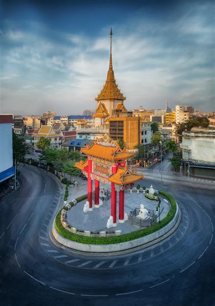 طاق دروازه دایره اودئون و معبد طلایی بودا بنای تاریخی محله چینی ها بانکوک تایلند