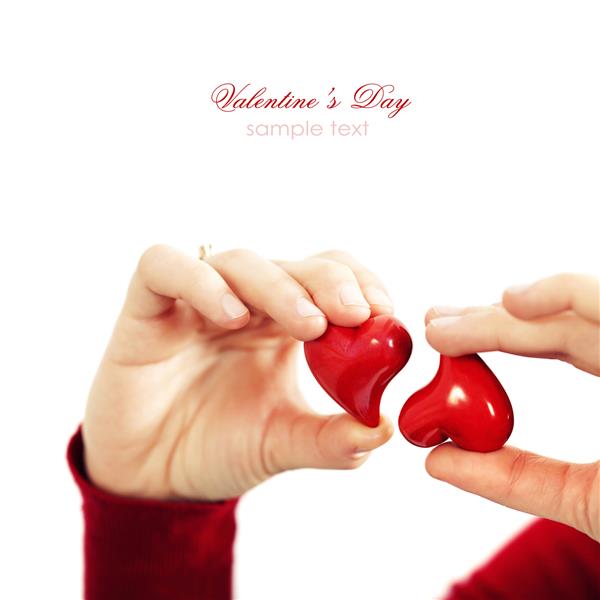 قلب های قرمز در دست - مفهوم سنت ولنتاین با متن ساده قابل جابجایی