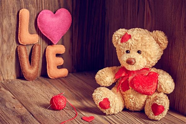 عشق کلمه عروسک دوست داشتنی زیبا نشسته تنها قلب های قرمز دست ساز کارت تبریک ولنتاین غیرمعمول