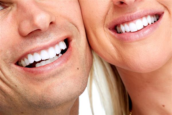 لبخند زن و مرد زیبا زمینه بهداشت دندانپزشکی