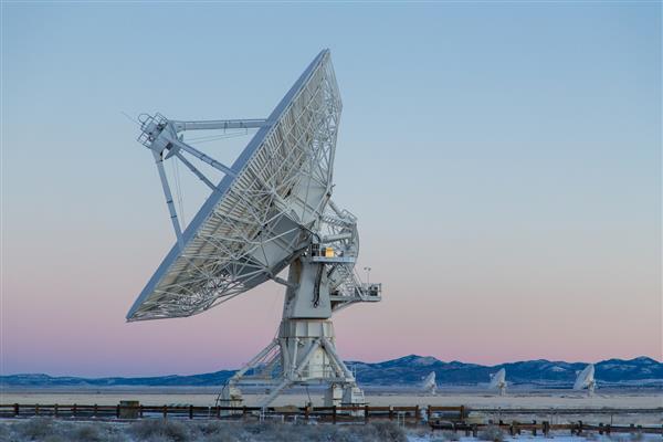 بشقاب آنتن رادیویی تلسکوپ رادیویی بزرگ در نیومکزیکو