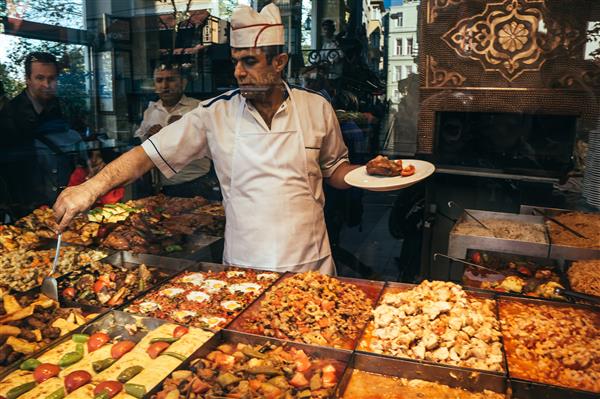 استانبول ترکیه سرآشپز مشغول سرو غذا در رستوران ترکی در سلطان احمد استانبول ترکیه است