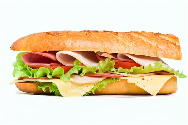 نیمی از ساندویچ باگت بلند همراه با کاهو گوجه فرنگی ژامبون سینه بوقلمون و پنیر