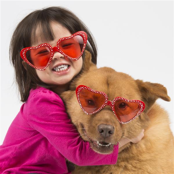کودک در آغوش گرفتن سگ هر دو سایه هایی به شکل قلب دارند
