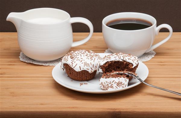 کاپ کیک با کرم سفید کاکائو و آب پاش قهوه و شیر