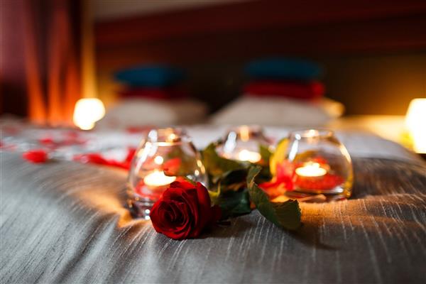 عصر عاشقانه عاشقانه شب عاشقانه گلاب و شمع روی تخت