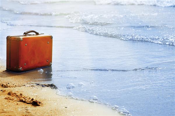 چمدان کنار ساحل