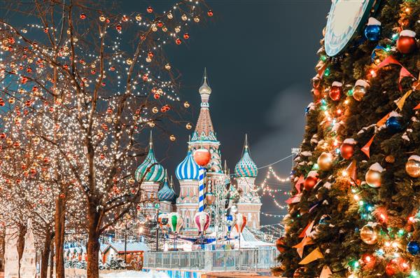 دکوراسیون برای سال نو و تعطیلات توپهای کریسمس روی شاخه های درختان نزدیک کلیسای جامع سنت ریحان در میدان سرخ در مسکو