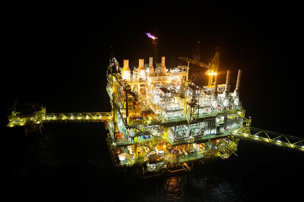 ساخت نفت و گاز در نمای شب نمایی از پرواز شبانه هلی کوپتر سکوی نفت و گاز در فراساحل