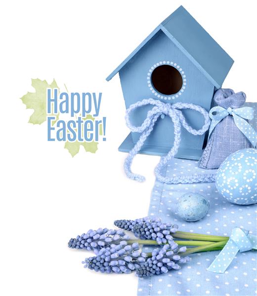 حاشیه آبی عید پاک با گل های سنبل انگور تخم مرغ و خانه پرندگان جدا شده روی سفید