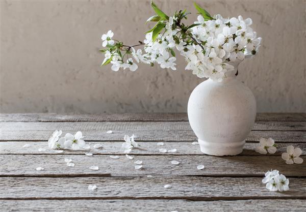 گلهای سفید بهاری در زمینه چوبی