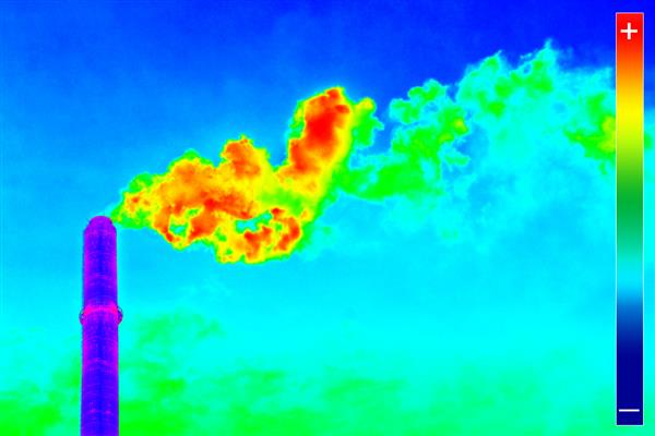 تصویر ترموگرافی مادون قرمز که نشان دهنده انتشار گرما در دودکش ایستگاه انرژی است