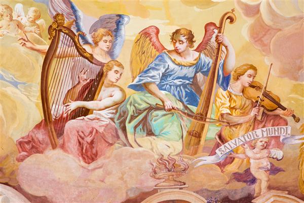 اسلوواکی جزئیات نقاشی دیواری روی گنبد در کلیسای میانی سالور باروک فرشتگان با سازهای موسیقی