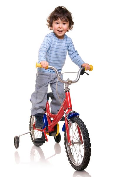 پسر جوانی که موهای قهوه ای فرفری دارد و با خوشحالی سوار بر دوچرخه ای روی زمینه ای جدا شده است