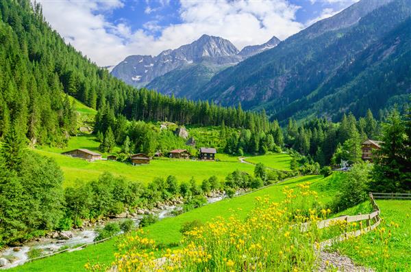 چشم انداز کوهستانی زیبا با علفزارهای سبز کلبه های کوهستانی کوه های آلپ اتریش