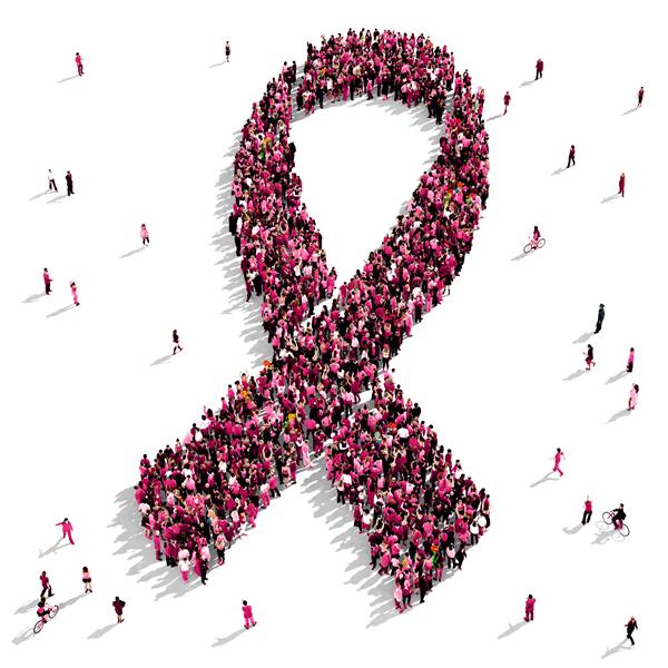 گروه بزرگی از مردم به شکل روبان آگاهی از سرطان پستان دور هم جمع شدند