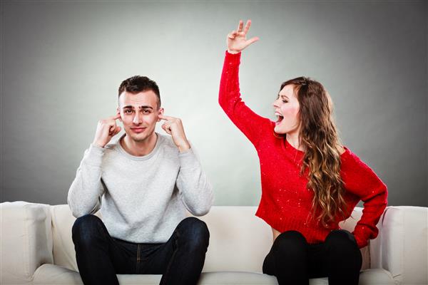 زن و شوهر با هم مشاجره می کنند - درگیری روابط بد