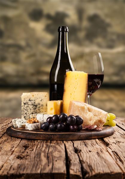انواع پنیر با شراب قرمز در انبار