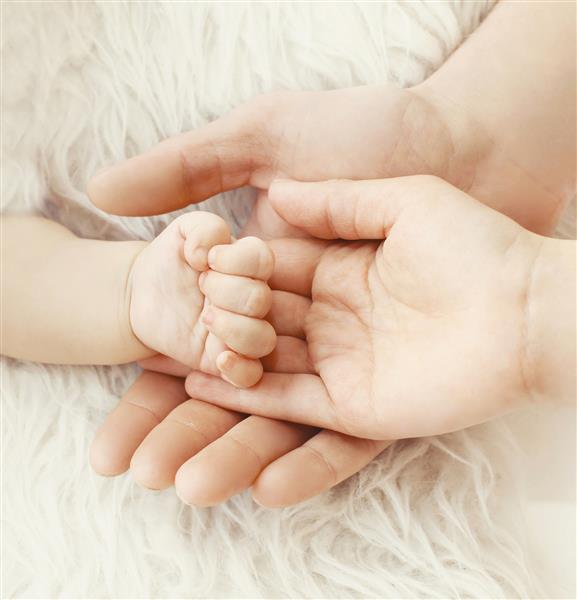 والدین خوشبختی کودک نزدیک دست در دست مادر و پدر