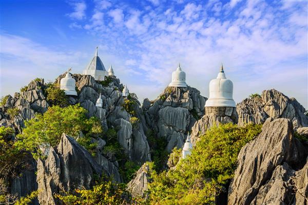 معبد زیبای تایلندی در بالای کوه در لامپانگ شمال تایلند