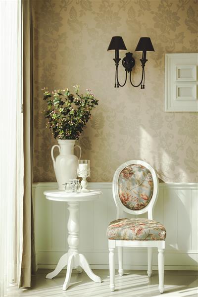 سبک کلاسیک دکوراسیون داخلی با میز صندلی و گل با کاغذ دیواری