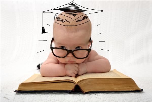 کودک کوچولوی ناز در عینک با کلاه پروفسور نقاشی شده که روی کتاب قدیمی روی زمینه روشن قرار دارد