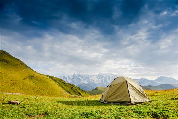 چادر گردشگری در اردوگاه در میان علفزارهای کوهستان