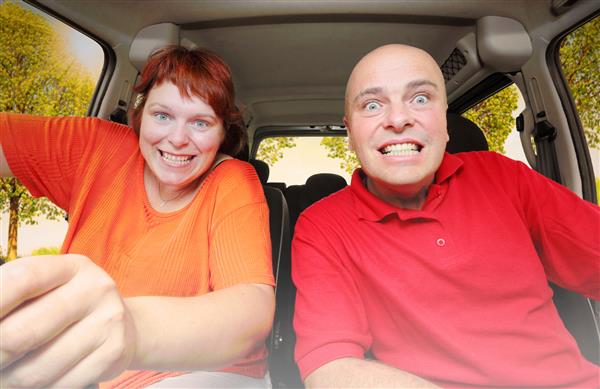 زن و شوهر خنده دار در حال گرفتن سلفی در ماشین فیلتر تصویری گرم با اضافه شدن پرتو خورشید