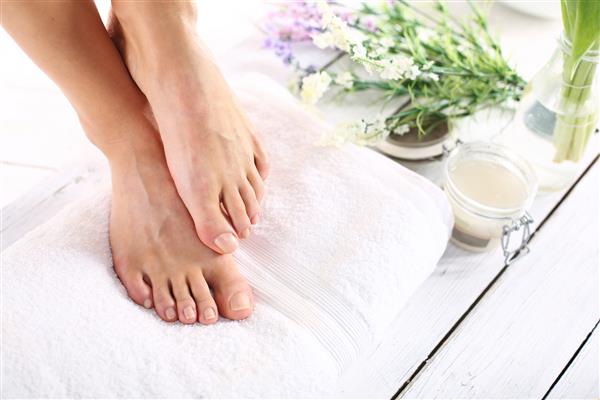 خمیر قند مراقبت از پاهای زن پاهای زیبای یک زن در طول درمان ها