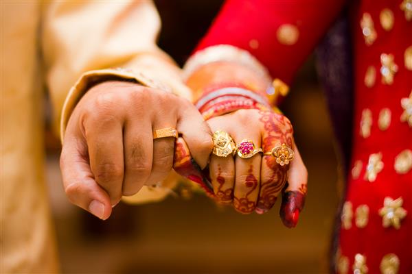 دستان عروس هندی که به زیبایی تزئین شده اند
