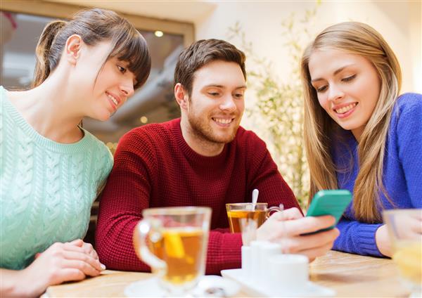 مردم اوقات فراغت دوستی و مفهوم فناوری - گروهی از دوستان خوشحال با جلسه تلفن های هوشمند در کافه و نوشیدن چای
