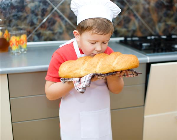 پسر ناز در آشپزخانه نان درست می کند