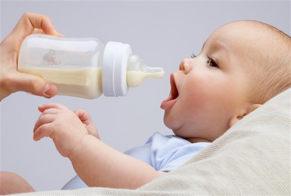 کودک شیرخوار از شیشه شیر می خورد