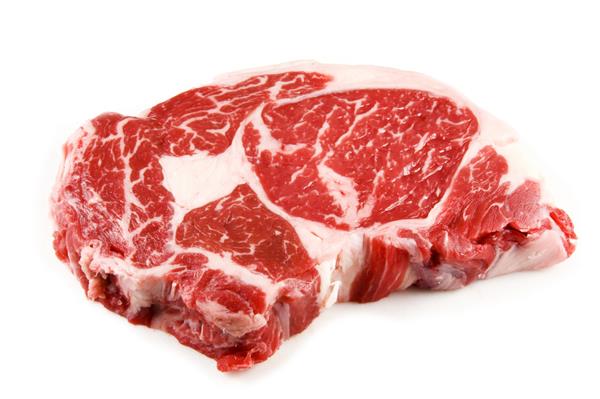 استیک گوشت گاو خام کامل که در برابر سفید جدا شده است