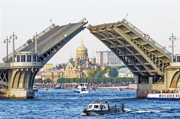مردم تابستانی سن پترزبورگ کشتی رودخانه نوا را پل می کنند