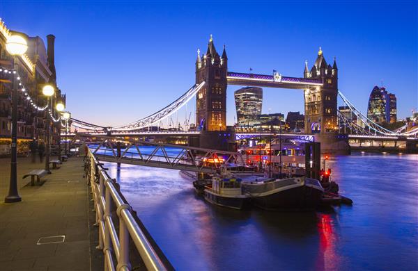 منظره ای زیبا از زمان برج غروب از برج تاور و رودخانه تیمز در لندن
