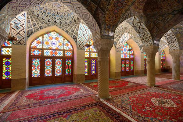 فضای داخلی مسجد نصیرالملک مسجد صورتی در شیراز ایران