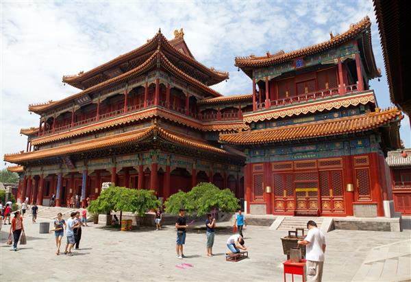 معبد لاما پکن چین - گردشگرانی که در حال رفتن به معبد یونگ گونگ لاما هستند