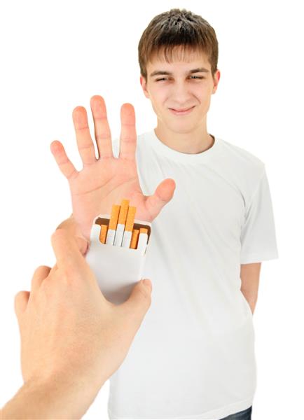 نوجوان از سیگارهای جدا شده روی زمینه سفید امتناع می ورزد