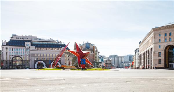 مسکو روسیه مجسمه ستاره قرمز در باغ شهری به افتخار 70 سالگرد پیروزی در جنگ جهانی دوم در شهر مسکو