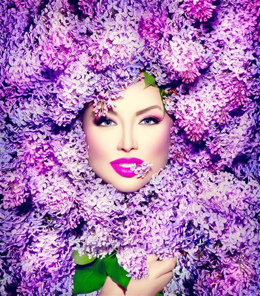 مدل لباس زیبایی دختر با مدلهای گل یاس بنفش یک زن مدل زیبا که در پس زمینه گل های شکفته افتاده است مدل موی طبیعت آرایش رنگ بنفش خلاق تعطیلات بنفش سبک Vogue را آرایش می کنند