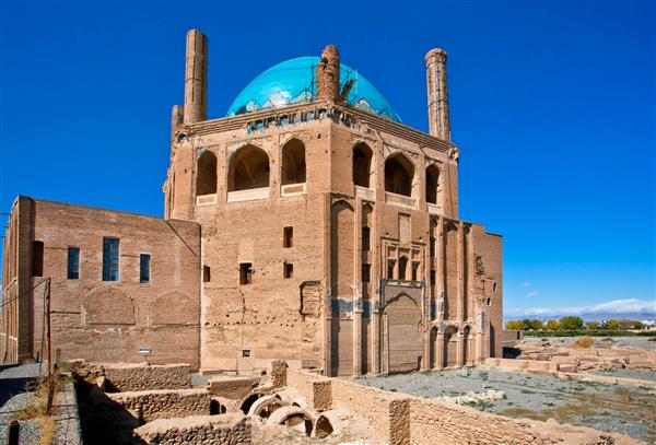 گنبد آبی رنگ سازه قرن 14 مزار گنبد سلطانیه در نزدیکی شهر زنجان ایران