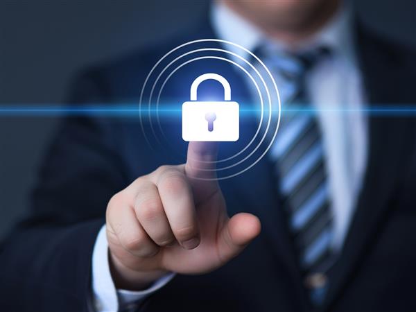 مفهوم تجارت فناوری اینترنت و شبکه - بازرگان با فشار دادن دکمه امنیتی در صفحه های مجازی