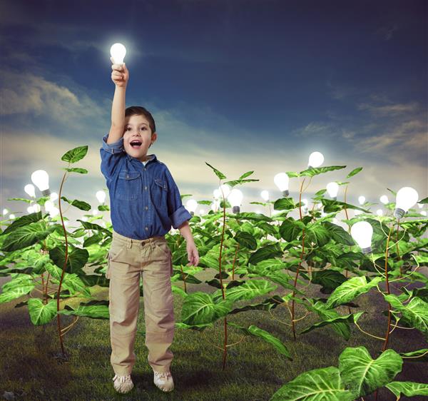 کودک با لامپ در زمینه ایده ها