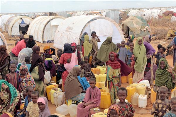 دادآب سومالی اردوگاه پناهندگان صدها هزار شرایط دشوار مهاجران سومالیایی در آن اقامت دارند مردم آفریقا در انتظار ورود به آب 06 آگوست 2011 در داداب سومالی