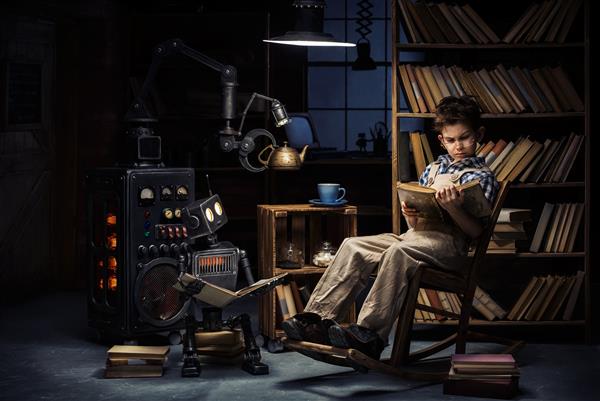 کودک ربات و مکانیک و مخترع شب ها در استودیو کتاب می خوانند