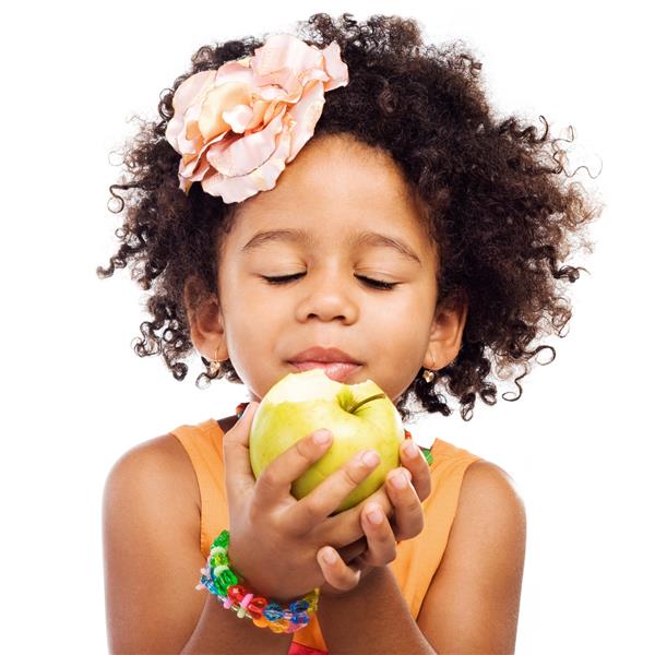 دختر کوچک زیبا سیب سبز می خورد
