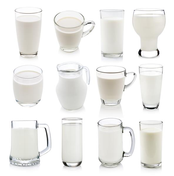 لیوان شیر جدا شده روی سفید