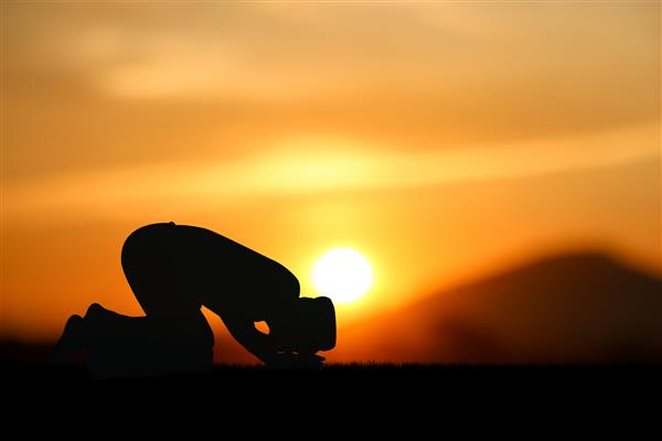 مردی که غروب خورشید به درگاه خداوند خدا خدای اسلام دعا می کند